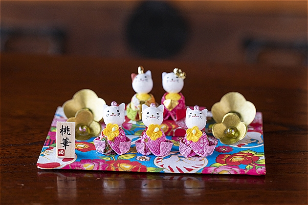 和紙屋のおひなさま ねこびな五人飾り 思わず笑顔、美濃和紙ねこびな×5